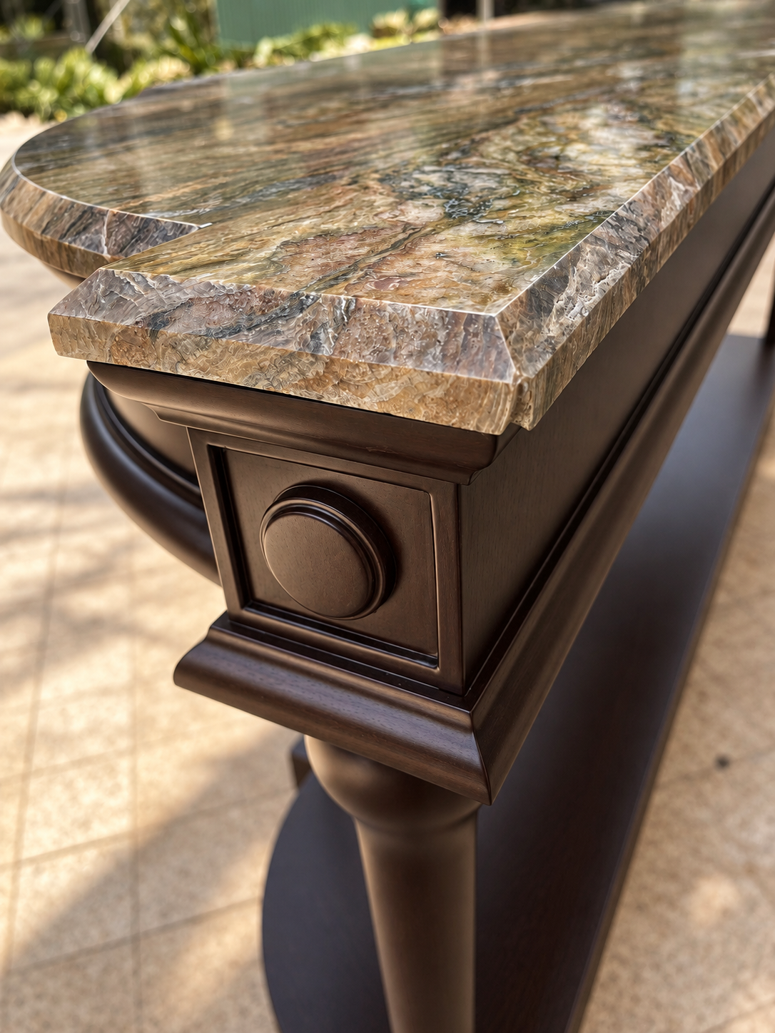 Chi tiết mặt đá và chân bàn console